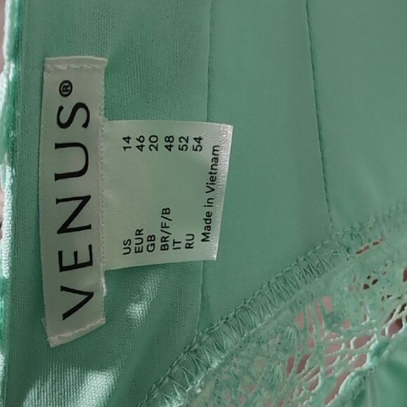 VENUS Green Maxi Sundress with Plunge Neckline and Ruched Details - Picture 5 of 6